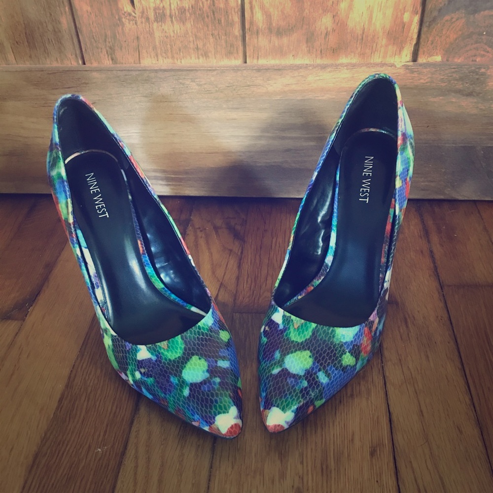 Nine west flower print snake skin detail heals